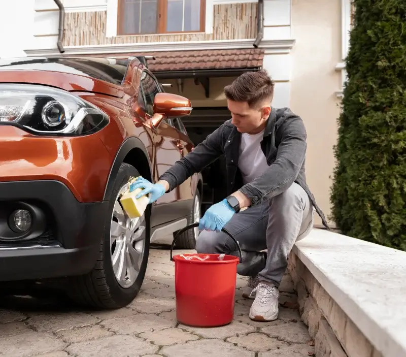 Lavage auto à domicile Les Lilas : professionnel intervenant sur un véhicule